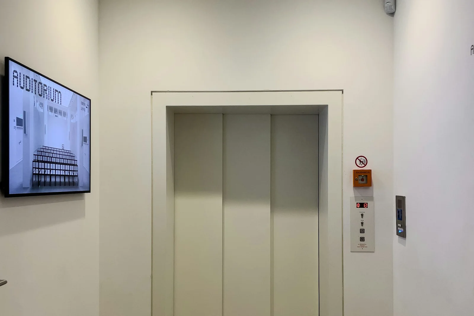 Valódi felvonó egy világos, modern előtérben